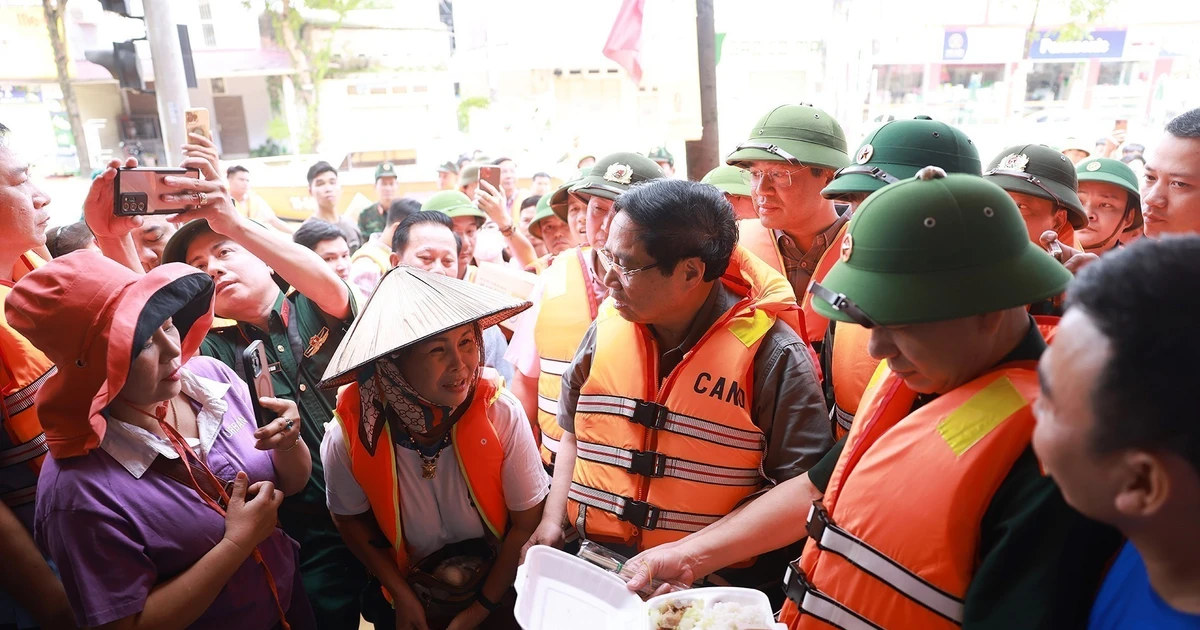 El primer ministro de Vietnam, Pham Minh Chinh, anima a pobladores afectados por las inundaciones en el barrio de Phan Dinh Phung, de la provincia de Thai Nguyen. (Foto: VNA)