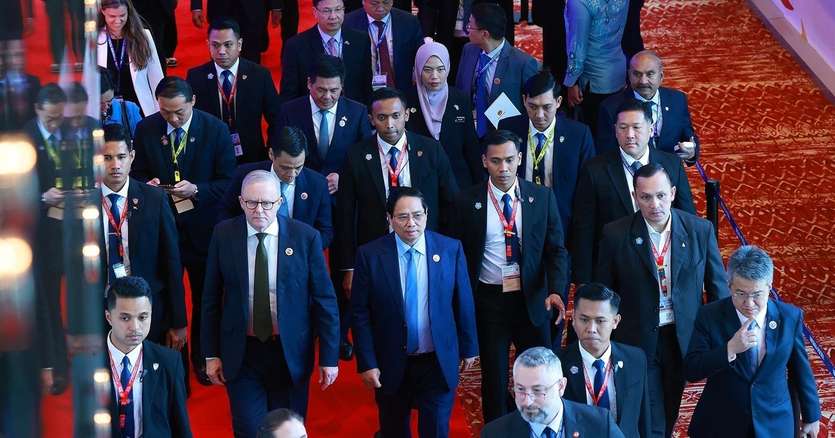 El primer ministro de Vietnam, Pham Minh Chinh, y su homólogo australiano, Anthony Albanese, asisten a la XX Cumbre de Asia Oriental (EAS). (Fuente: VNA) 