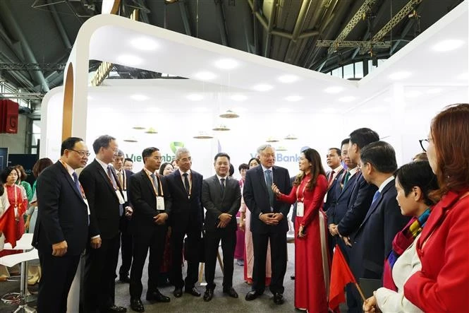 El viceprimer ministro permanente vietnamita, Nguyen Hoa Binh, visita el pabellón del BEV. (Foto: VNA)