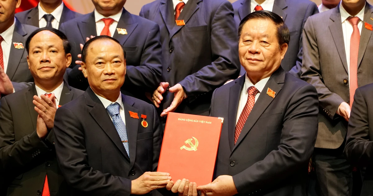 El miembro del Buró Político y del Secretariado del Comité Central del Partido Comunista de Vietnam y jefe de su Comisión de Propaganda y Movilización de Masas, Nguyen Trong Nghia, entrega la decisión de nombramiento a Thai Dai Ngoc como secretario del Comité del Partido en Gia Lai para el mandato 2025-2030. (Foto: VNA)