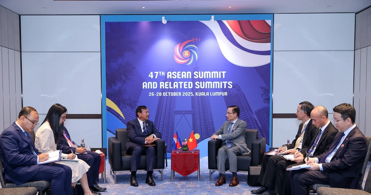 El ministro de Relaciones Exteriores de Vietnam, Le Hoai Trung, se reúne con el vicepremier y ministro camboyano de Relaciones Exteriores, Prak Sokhonn. (Fuente: VNA) 