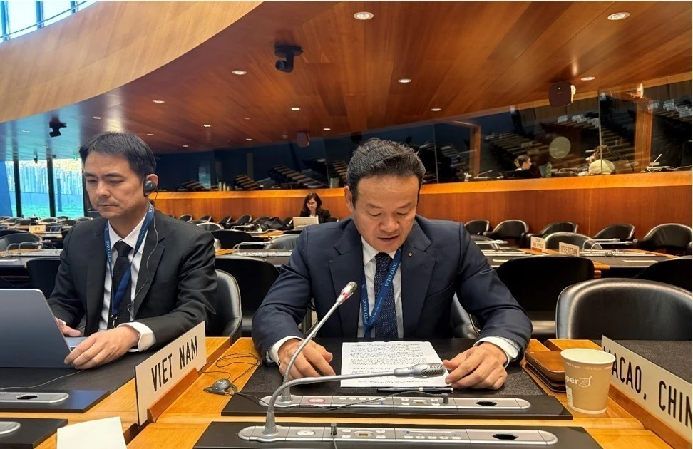 El embajador Mai Phan Dung, representante permanente de Vietnam ante las Naciones Unidas, la OMC y otras organizaciones internacionales en Ginebra, habla en el evento. (Foto: VNA)