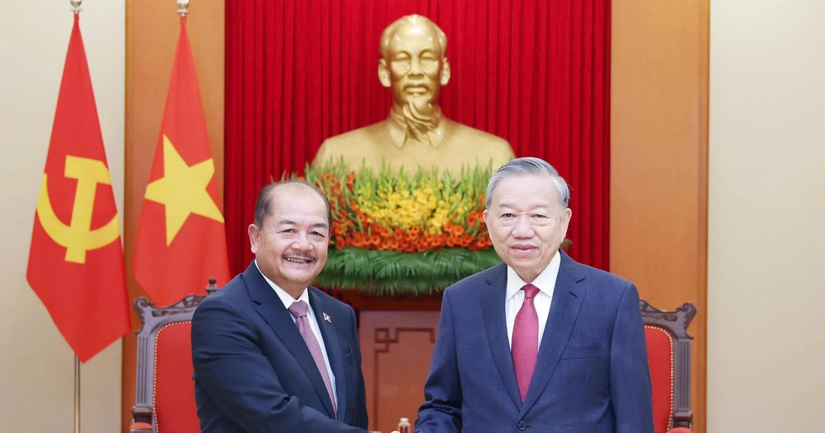 El secretario general del Partido Comunista de Vietnam (PCV), To Lam, recibe a Kikeo Khaykhamphithoune, miembro del Buró Político del Partido Popular Revolucionario y viceprimer ministro de Laos. (Fuente: VNA)