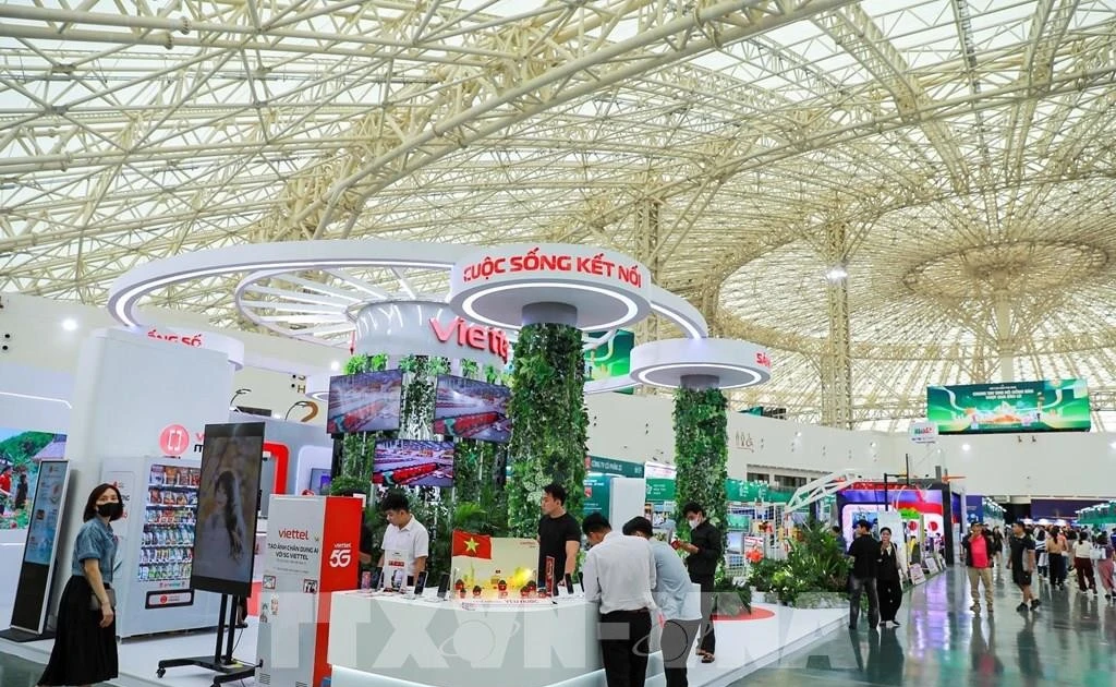 Los stands en la región "Marca nacional de Vietnam" reciben la atención de muchos visitantes. (Foto: VNA)