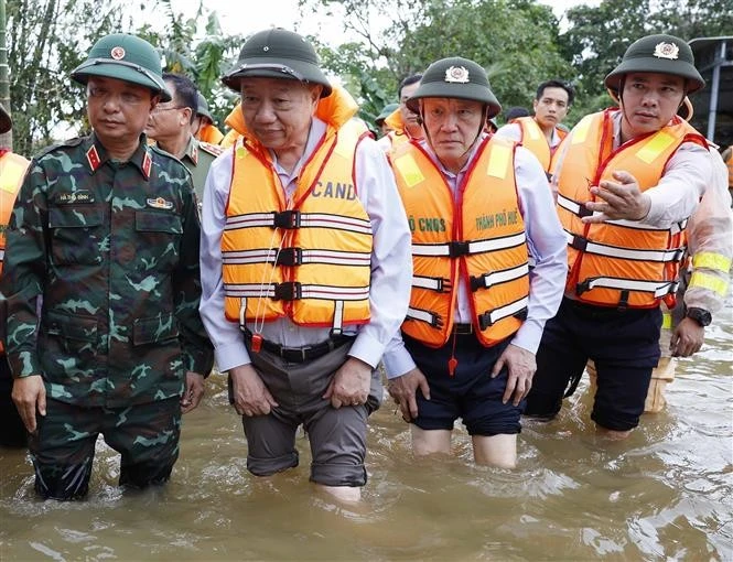 El secretario general del Partido Comunista de Vietnam, To Lam, visita la zona aislada por las inundaciones en la ciudad de Hue. (Foto: VNA)