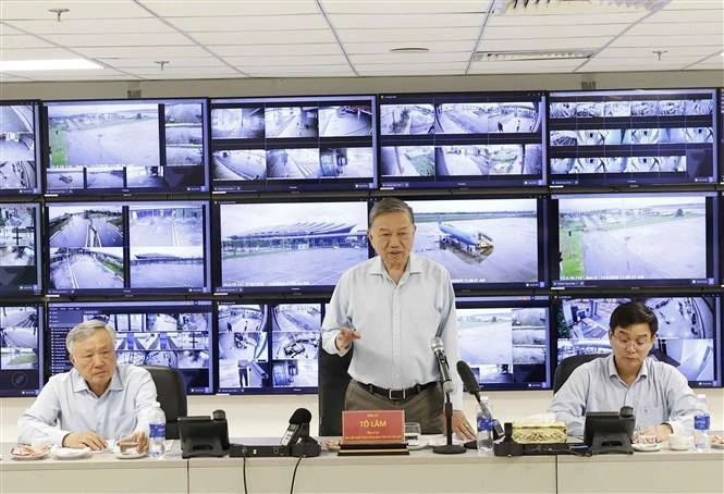 El secretario general del Partido Comunista de Vietnam, To Lam, pronuncia un discurso en la sesión de trabajo con líderes de la Ciudad de Hue. (Foto: VNA)