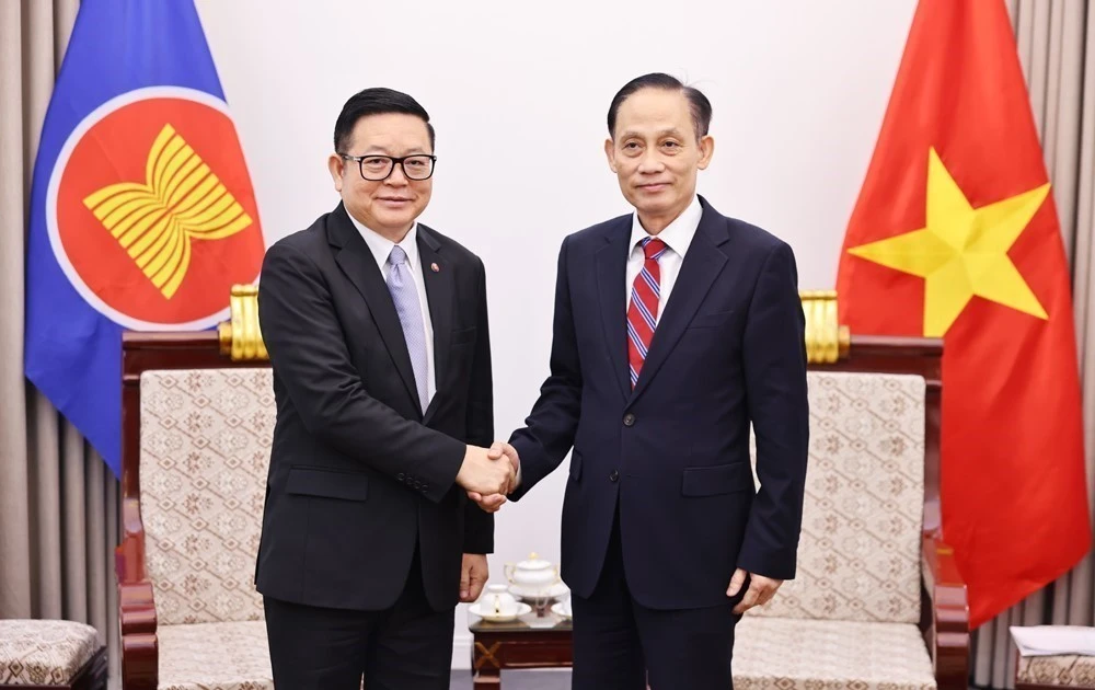 El ministro de Relaciones Exteriores de Vietnam, Le Hoai Trung, recibe en Hanói al secretario general de la Asean, Kao Kim Hourn. (Foto: VNA)