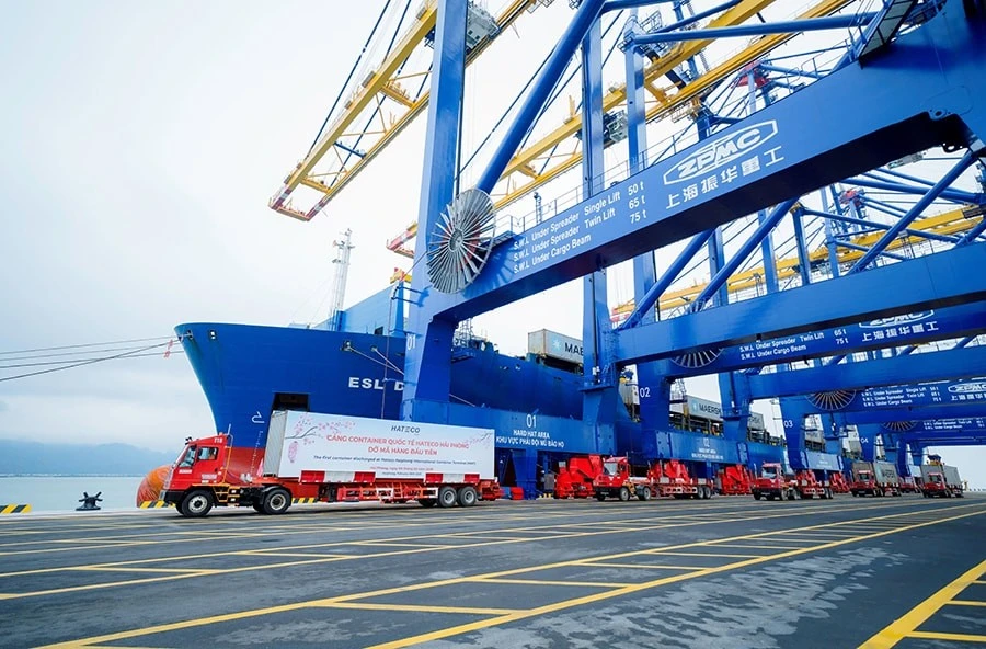 Carga y descarga de mercancías de exportación en el puerto de Lach Huyen (ciudad de Hai Phong). (Foto: hanoimoi)