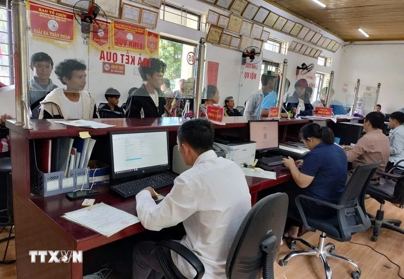 El Centro de Servicios Administrativos Públicos de la comuna Tua Sin Chai, en la provincia de Lai Chau, se ha convertido rápidamente en un punto de referencia cercano y habitual para los residentes locales cada vez que necesitan realizar trámites administrativos. (Foto: VNA)