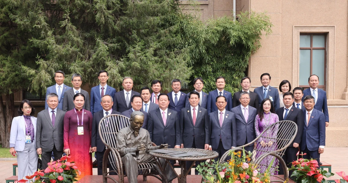 El presidente Luong Cuong y funcionarios y personal de la Embajada de Vietnam en China junto a la estatua del Presidente Ho Chi Minh. (Foto: VNA)