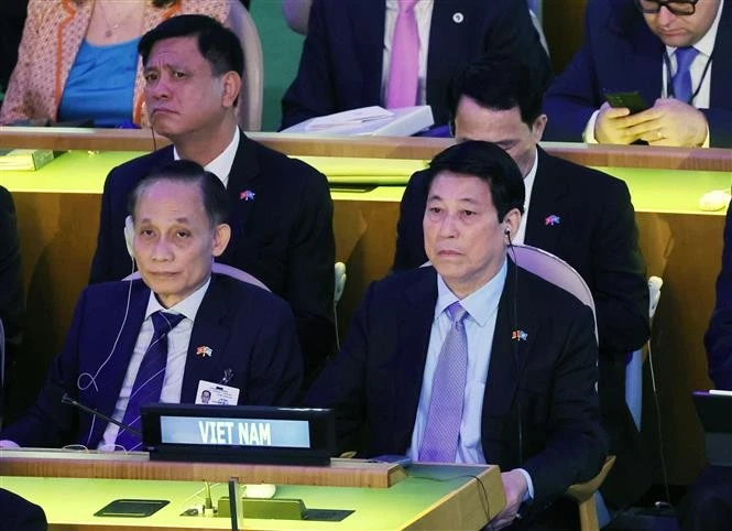 El presidente Luong Cuong (derecha) y el ministro interino de Relaciones Exteriores, Le Hoai Trung, asisten al acto del 80º aniversario de la fundación de las Naciones Unidas en Nueva York. (Foto: VNA)