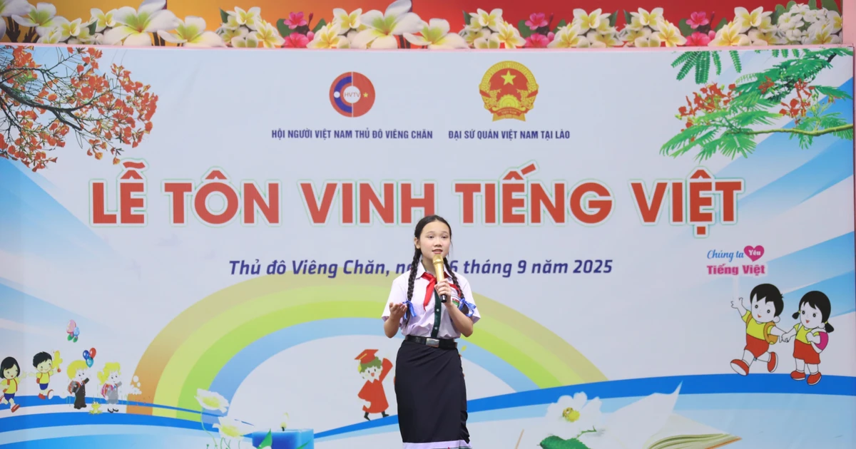 Una estudiante de la escuela bilingüe lao-vietnamita Nguyen Du participa en un concurso de narración de cuentos en vietnamita. (Foto: VNA)