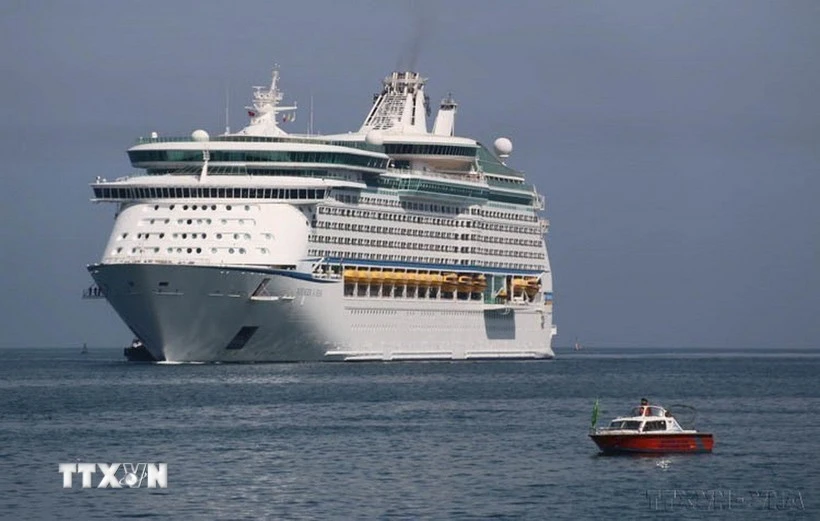Un crucero entra al muelle N.º 1 del puerto de Chan May (Foto: VNA)