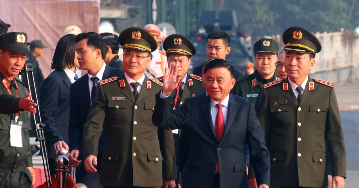 El miembro del Buró Político y miembro permanente del Secretariado del Comité Central del PCV, Tran Cam Tu, asiste a la ceremonia de despliegue de agentes como parte del ensayo de los planes de seguridad para el XIV Congreso Nacional del Partido (Foto: VNA)