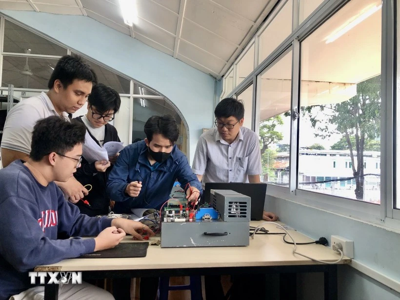 Estudiantes de la Universidad Tecnológica, de la Universidad Nacional de Vietnam en Ciudad Ho Chi Minh, practican la aplicación de alta tecnología (Foto: VNA) 