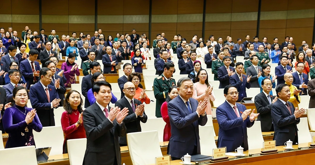El secretario general del Partido Comunista de Vietnam, To Lam (segundo desde la izquierda, primera fila), y otros líderes y exdirigentes del Partido y el Estado en la cita (Foto: VNA) 