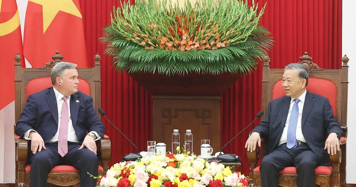 El secretario general del PCV, To Lam, sostiene una recepción a Eric Hambly, presidente del Consejo de Administración y director general ejecutivo del grupo estadounidense Murphy Oil (Fuente: VNA) 
