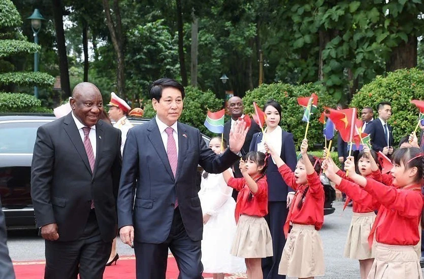El presidente de Vietnam, Luong Cuong, recibe en el Palacio Presidencial a su homólogo de Sudáfrica, Matamela Cyril Ramaphosa. (Foto: VNA)
