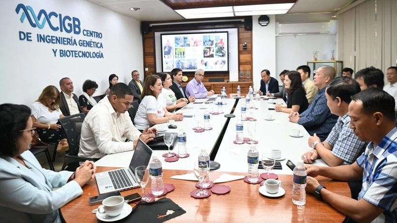 En la sesión de trabajo entre la delegación vietnamita y el Centro de Ingeniería Genética y Biotecnología de Cuba. (Foto: VNA)