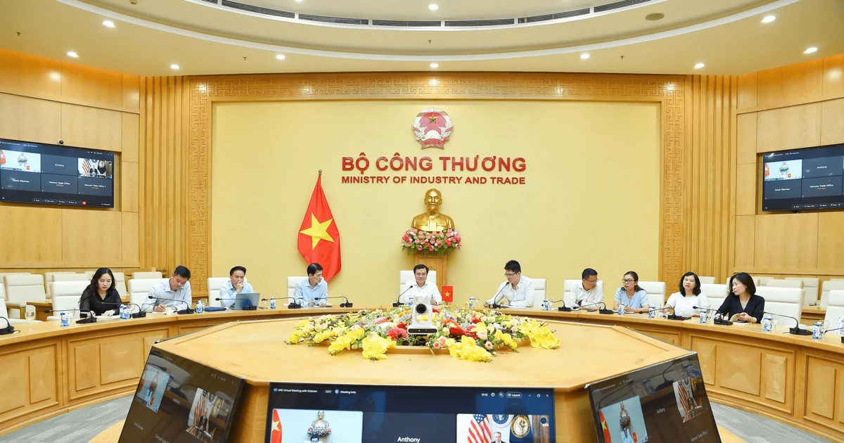 El viceministro vietnamita de Industria y Comercio, Nguyen Sinh Nhat Tan, sostiene una conversación en línea con Bryan R. Switzer, nuevo representante comercial adjunto de Estados Unidos (Foto: moit.gov.vn)