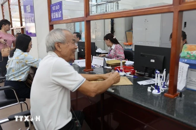 La gente acude a realizar trámites administrativos en el nuevo barrio de Vung Tau. (Foto: VNA) 