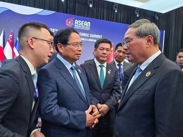 El primer ministro de Vietnam, Pham Minh Chinh (centro), se reúne con su homólogo chino, Li Qiang (derecha) (Fuente: VNA)