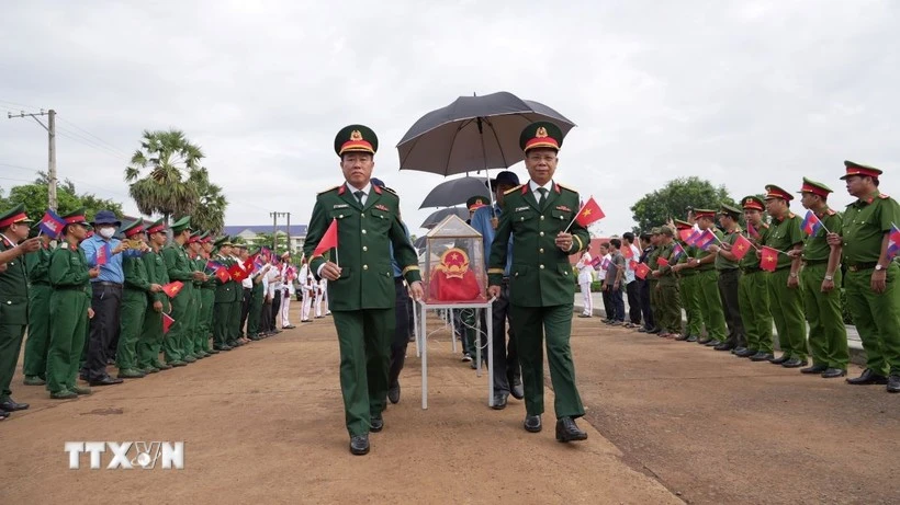 Recepción de los restos de los mártires en el paso fronterizo camboyano de Bavet hasta el paso fronterizo internacional de Xa Mat, provincia de Tay Ninh. (Foto: VNA)