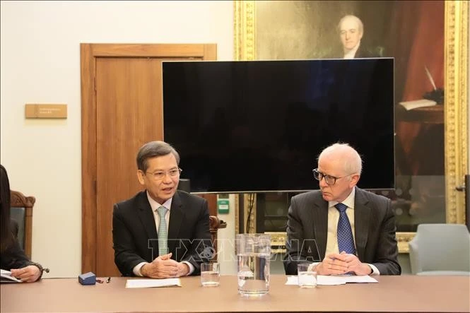El presidente del Tribunal Popular Supremo de Vietnam, Le Minh Tri, y Robert Reed, presidente del Tribunal Supremo del Reino Unido. (Foto: VNA)