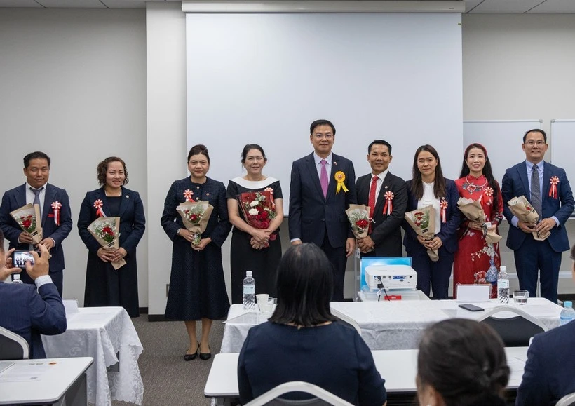 El embajador de Vietnam en Japón, Pham Quang Hieu (centro), entrega flores para felicitar a la nueva Junta Directiva de la Asociación Empresarial de Vietnam en Japón. (Foto: VNA) 
