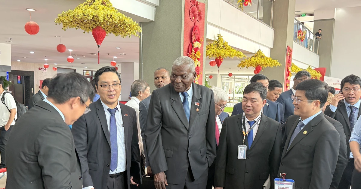 Esteban Lazo Hernández, presidente de la Asamblea Nacional del Poder Popular y del Consejo de Estado de Cuba, explora modelos y equipos de producción agrícola en la Universidad de Tecnología y Educación de Ciudad Ho Chi Minh. (Foto: VNA)