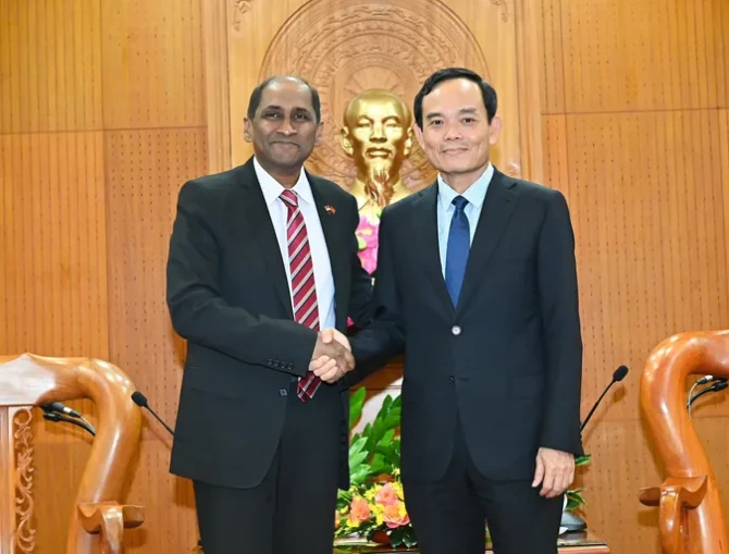 El secretario del Comité del Partido Comunista de Vietnam en Ciudad Ho Chi Minh, Tran Luu Quang, y Jaya Ratnam, saliente embajador de Singapur en Vietnam (Foto: sggp.org.vn)
