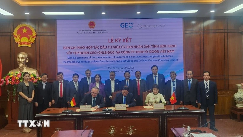 En la ceremonia de firma entre el Grupo GEO (Alemania) y la empresa O-DOOR Vietnam sobre el proyecto del Centro de Formación y Desarrollo de Recursos Humanos en Energías Renovables en la provincia de Gia Lai. (Foto: VNA)