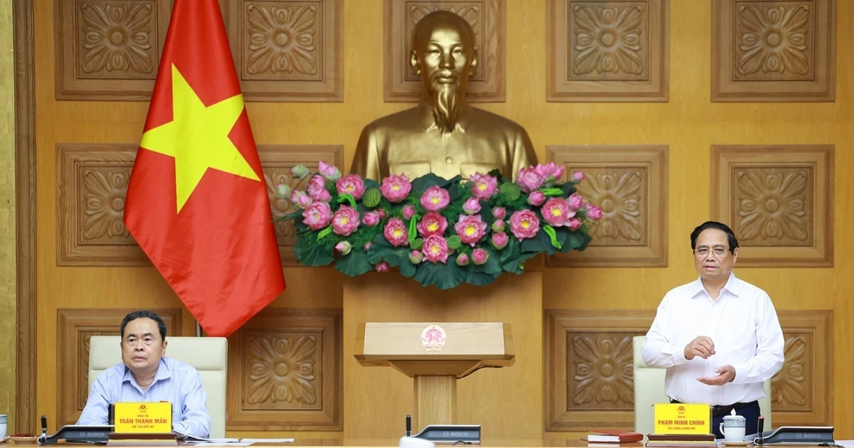 El primer ministro de Vietnam, Pham Minh Chinh, y el presidente de la Asamblea Nacional (Parlamento) del país, Tran Thanh Man, copresiden la cita (Fuente: VNA)