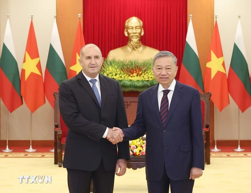 El secretario general del PCV, To Lam (derecha), recibe al presidente de Bulgaria, Rumen Radev, con motivo de su visita oficial a Vietnam en 2024. (Foto: VNA)