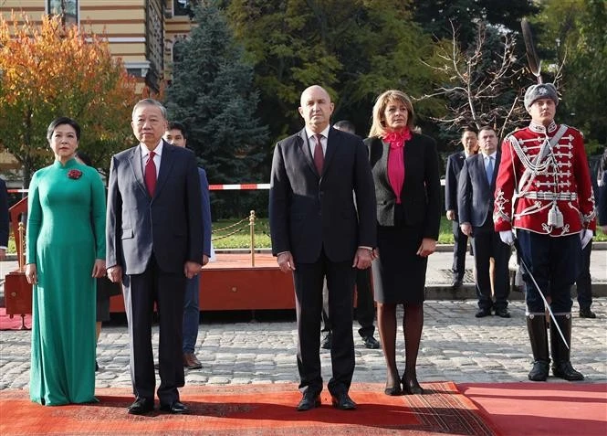 El presidente de Bulgaria, Rumen Radev, y su esposa presiden la solemne ceremonia de bienvenida al secretario general del PCV, To Lam, y a cónyuge, Ngo Phuong Ly.(Foto: VNA)