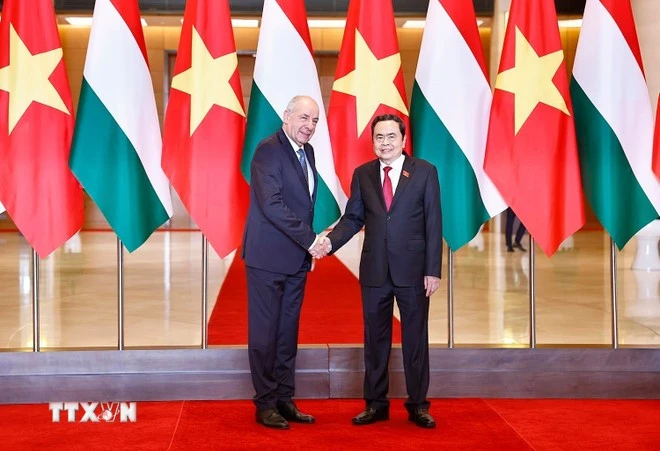 El presidente de la Asamblea Nacional de Vietnam, Tran Thanh Man, se reúne con el presidente húngaro, Sulyok Tamas, durante una visita oficial a Vietnam. (Foto: VNA)