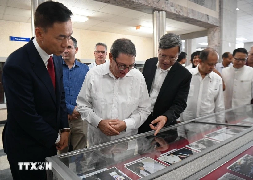 El embajador de Vietnam en Cuba, Le Quang Long (tercero desde la izquierda), y el canciller cubano Bruno Rodríguez (segundo desde la izquierda) visitan el espacio fotográfico sobre las relaciones entre Vietnam y Cuba. (Foto: Viet Hung/VNA) 