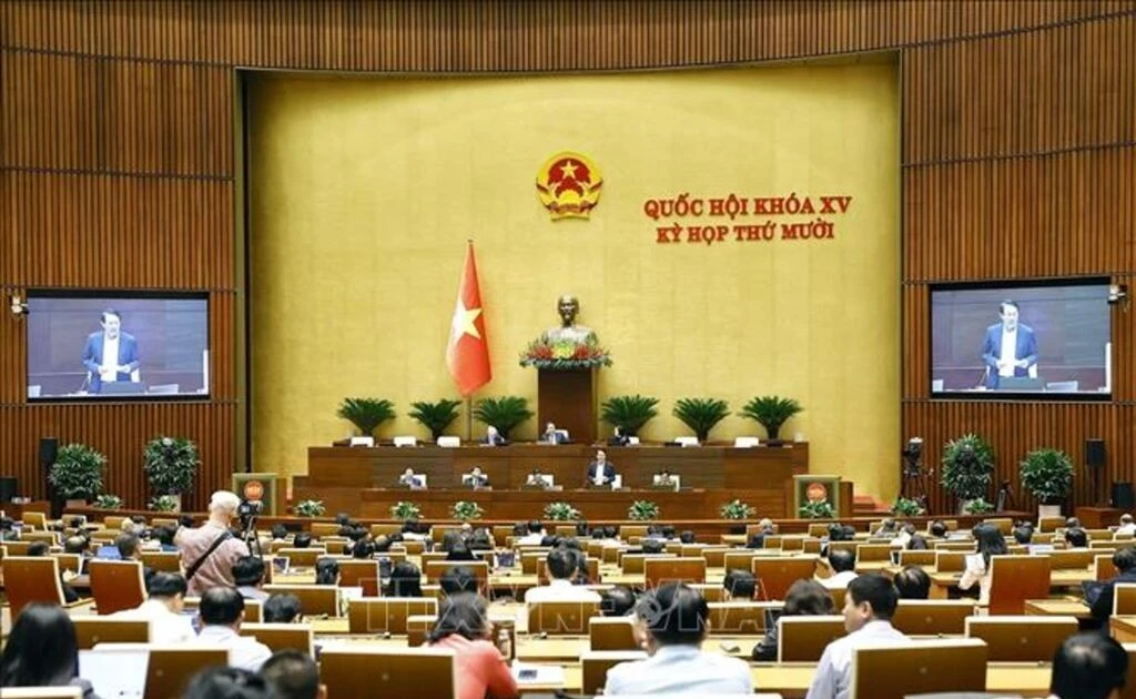 El ministro de Seguridad Pública, Luong Tam Quang, explica y aclara diversas cuestiones planteadas por los diputados de la Asamblea Nacional. Foto: VNA