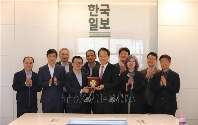 En el encuentro entre la delegación vietnamita y el diario Hankook Ilbo. (Foto: VNA)