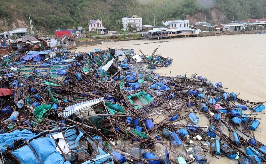Las inundaciones causaron graves daños a las jaulas de acuicultura en la comuna de Xuan Canh, provincia de Dak Lak. Foto: VNA