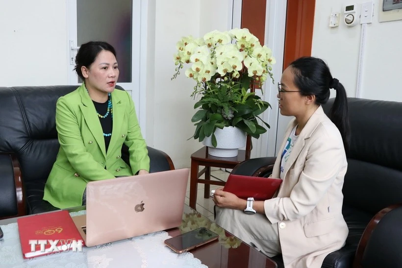 Trinh Ngoc Anh, secretaria del Comité partidista de la comuna de Dai Son, ciudad de Hai Phong (izquierda), conversa con una periodista de la VNA. (Foto: VNA)