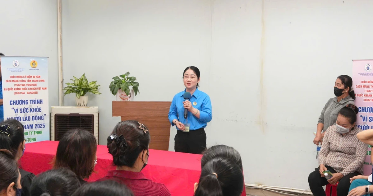 Nguyen Kim Loan, vicepresidenta de la Federación del Trabajo de Ciudad Ho Chi Minh, anima a las trabajadoras a participar en el programa de atención médica. (Foto: VNA)