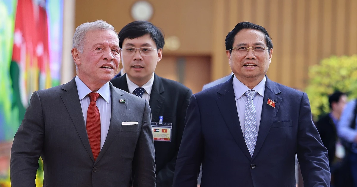 El primer ministro de Vietnam, Pham Minh Chinh (derecha), y el Rey de Jordania, Abdalá II Ibn Al-Hussein (Foto: VNA)