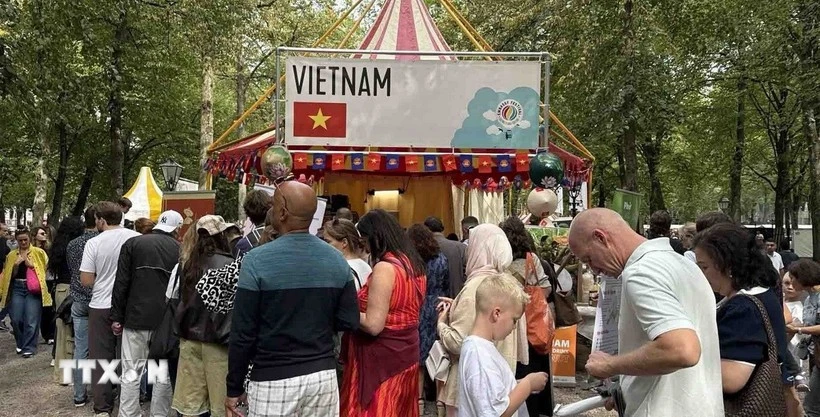Visitantes hacen filas para probar Pho, una deliciosa sopa vietnamita de fideos de arroz con carne de res o pollo (Foto: VNA)