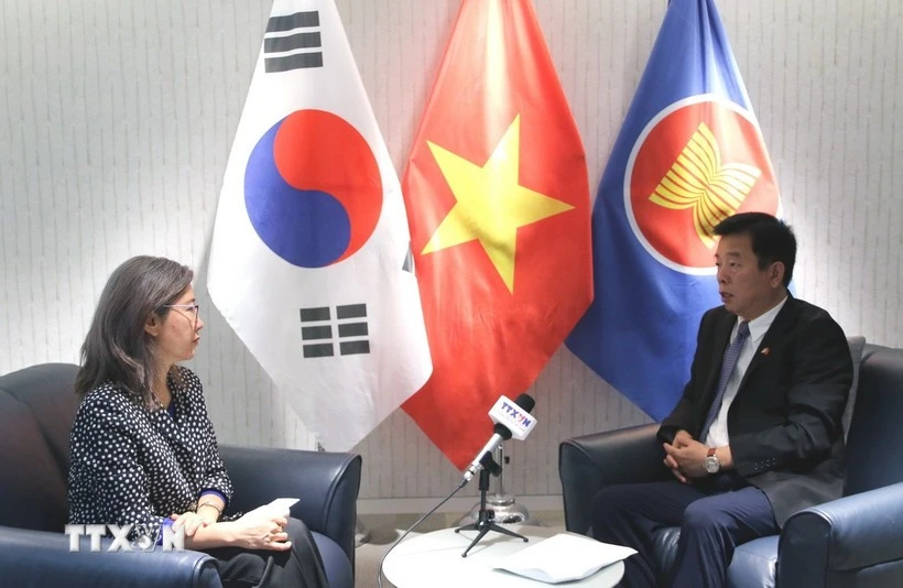 El embajador de Vietnam en Corea del Sur, Vu Ho, concede una entrevista a la Agencia Vietnamita de Noticias. (Foto: VNA)