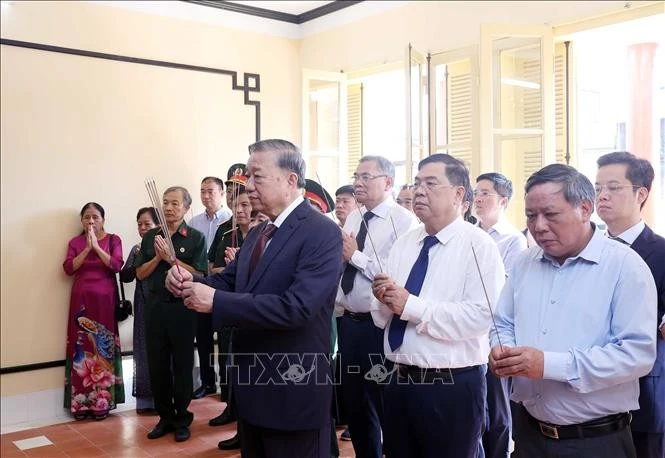 El secretario general del Partido Comunista de Vietnam, To Lam, ofrece inciensos en homenaje al Presidente Ho Chi Minh en la casa número 48 en la calle Hang Ngang. (Fuente: VNA)