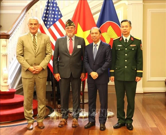 La directora de la DPAA, Kelly McKeague (extrema izquierda), junto con el embajador vietnamita en Estados Unidos, Nguyen Quoc Dung (segundo desde la derecha), en una ceremonia de entrega de reliquias de guerra en Washington, el 15 de julio de 2025. (Foto: VNA)