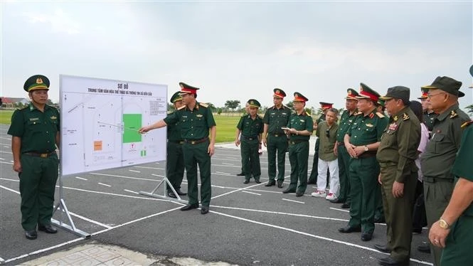 Líderes del Comando de la Guardia Fronteriza provincial de Tay Ninh informan que la delegación del Ministerio de Defensa planea organizar el Intercambio Amistoso de Defensa Fronteriza entre Vietnam y Camboya. (Foto: VNA)