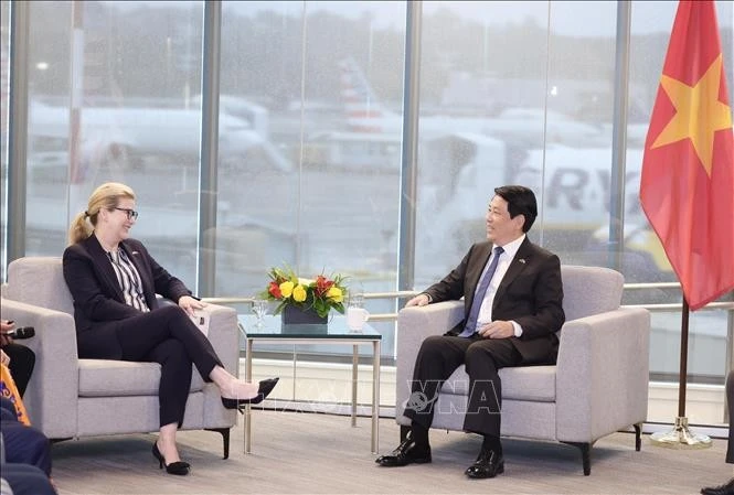 El presidente de Vietnam, Luong Cuong, y Stephanie Pope, presidenta y directora ejecutiva de Boeing Commercial Airplanes. (Fuente: VNA) 
