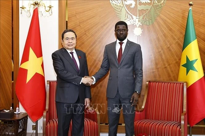 El titular de la Asamblea Nacional de Vietnam, Tran Thanh Man, se reúne con el presidente de Senegal, Bassirou Diomaye Faye. (Fuente: VNA)